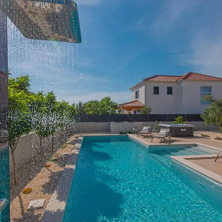 Villa Zaton *